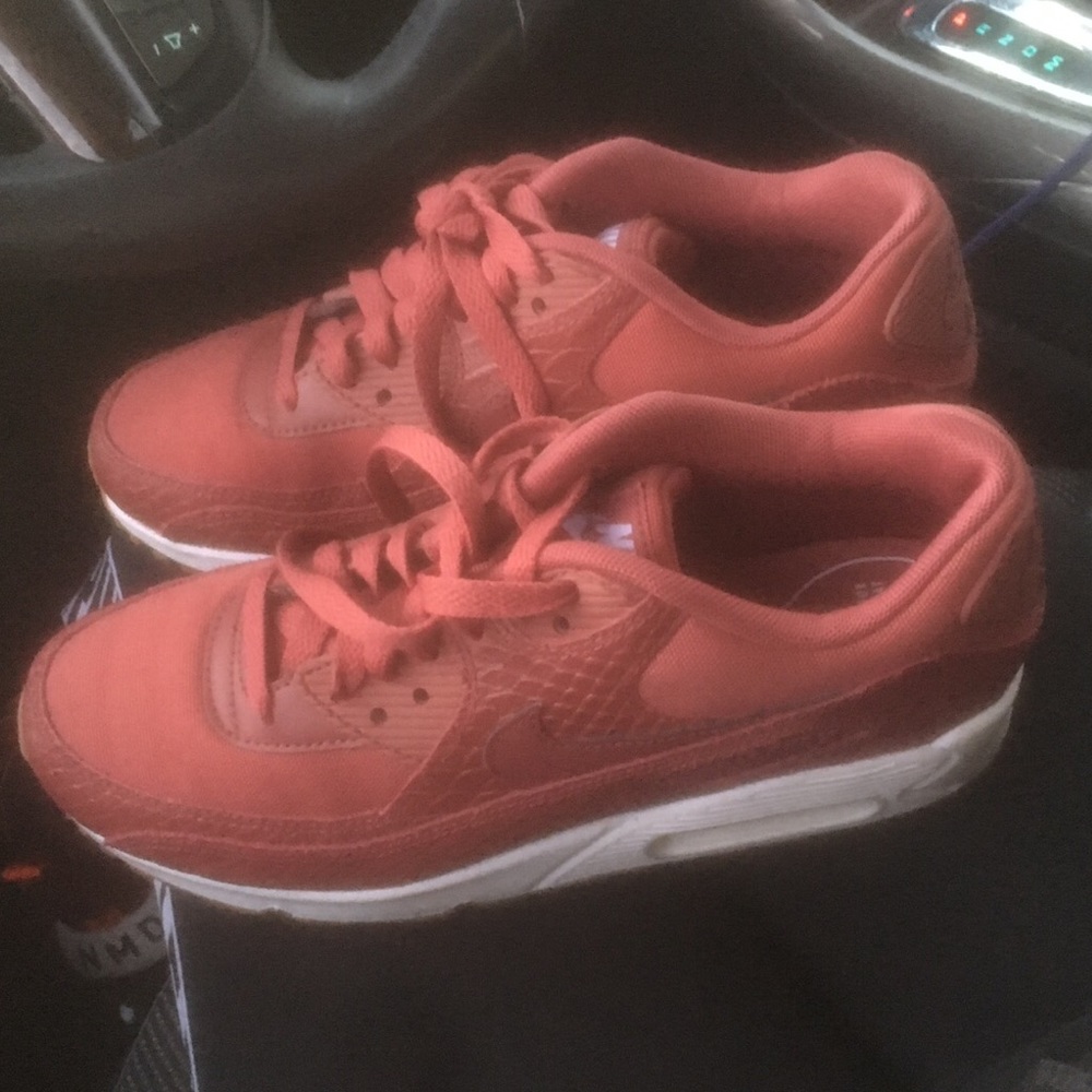 NIKE SHOES - Picture 3 of 4